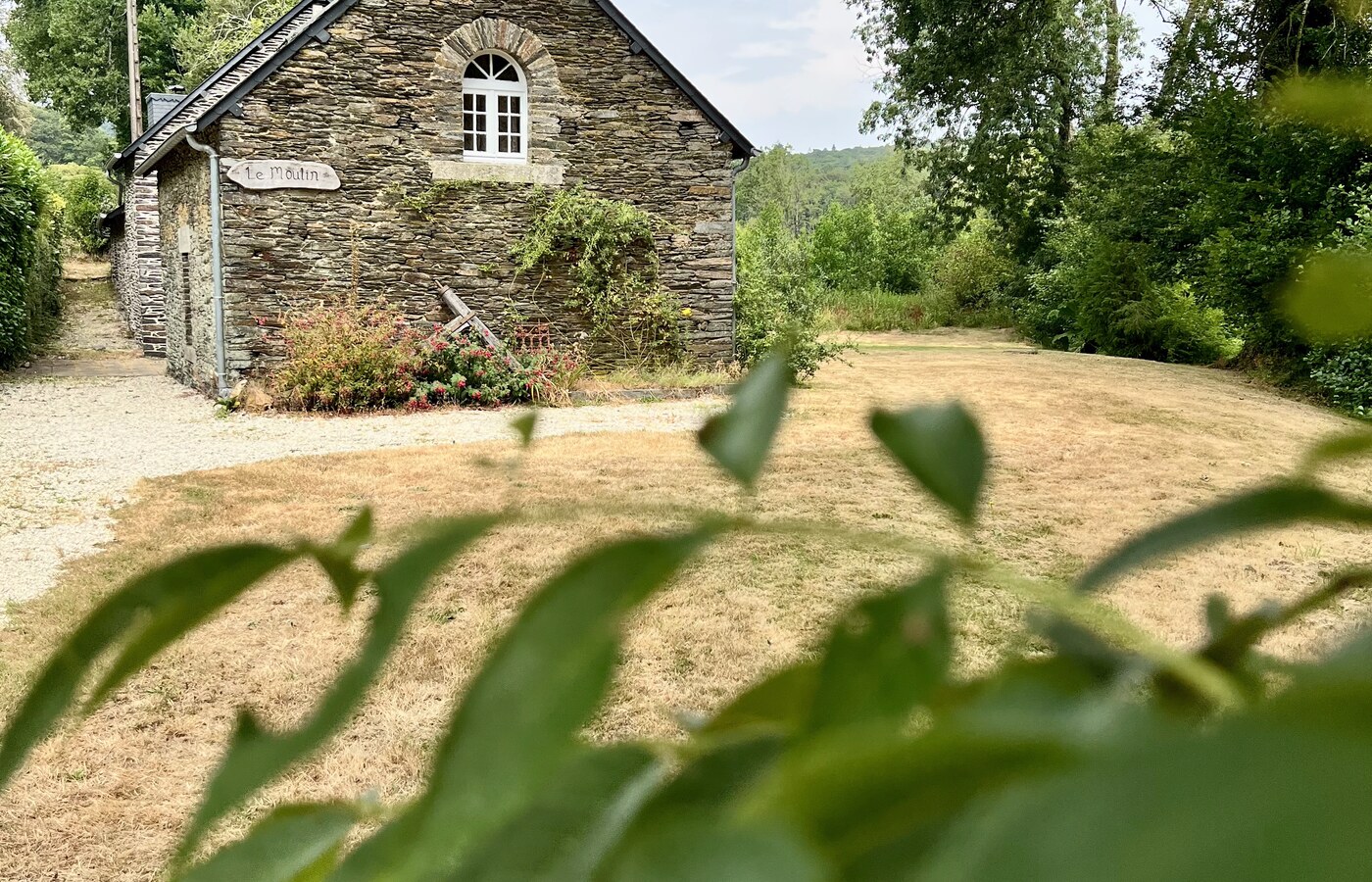 Le Moulin au bord de la rivière